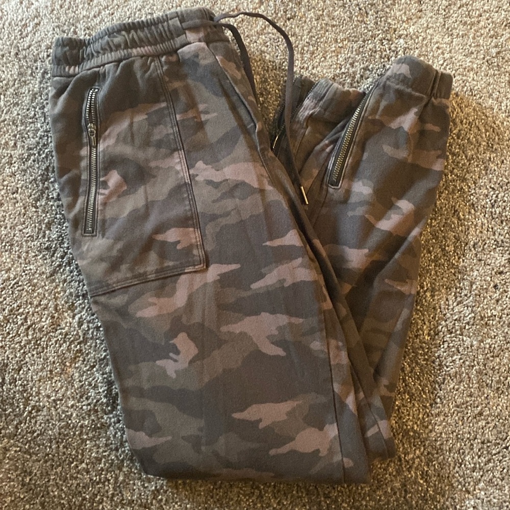 GUC Athleta Farallon pant sz4 camo